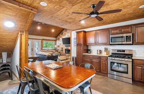 Gordonville House | Pottsboro Lodge - Sleeps 15 - Hot Tub & Patio