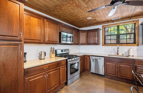 Gordonville House | Pottsboro Lodge - Sleeps 15 - Hot Tub & Patio
