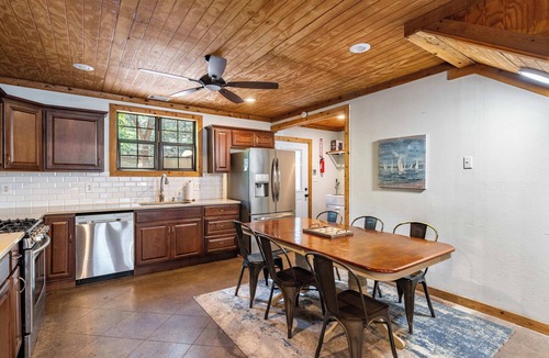 Gordonville House | Pottsboro Lodge - Sleeps 15 - Hot Tub & Patio