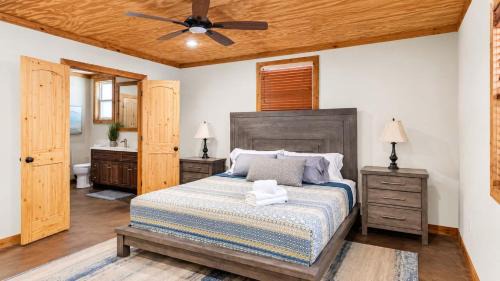 Gordonville House | Pottsboro Lodge - Sleeps 15 - Hot Tub & Patio