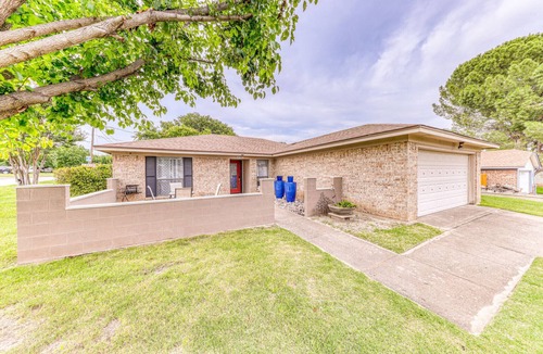 Benbrook House | Premier 5 star PRIVATE home Hot Tub FortWorth TCU Stockyards Rodeo