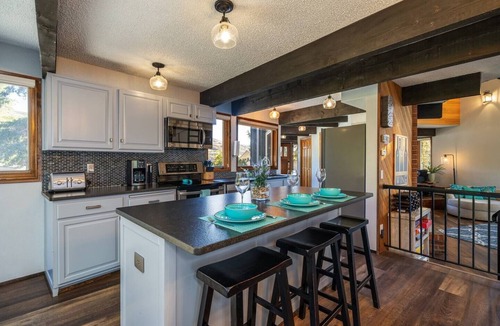 Manson House | Premier home, Waterfront, Views, Hot Tub, Dogs OK