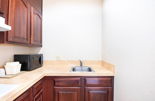 Clute Apartment | Premium 2 Queen Bed with Kitchenette