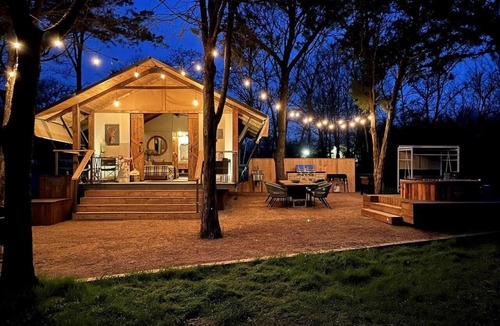 Bastrop Cabin | Premium Lakefront Cabin #1: The Armadillo (Austin)
