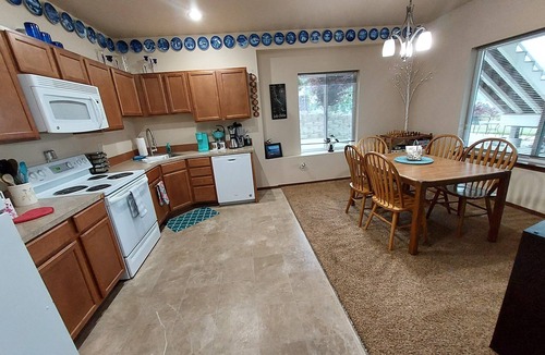Manson House | Prime dates of 7/20-24, 8/22-24, 8/30-9/3 available! Amazing Lake Chelan view!
