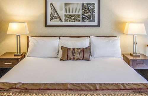 Wilburton Hotel | Prime Downtown Spacious Loft Suite | Courtyard Pool | 1.1 mi to Bellevue Square