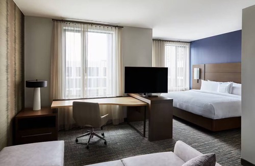 Far North Dallas Hotel | Prime Galleria King Studio Breakfast, Pool & Gym