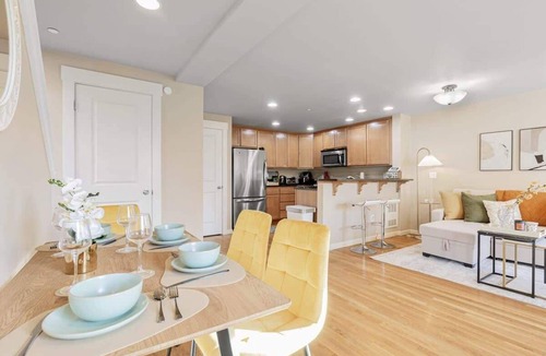 Northgate House | Prime Northgate Retreat near mall, I-5, Light Rail!