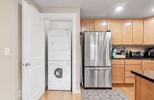 Northgate House | Prime Northgate Retreat near mall, I-5, Light Rail!