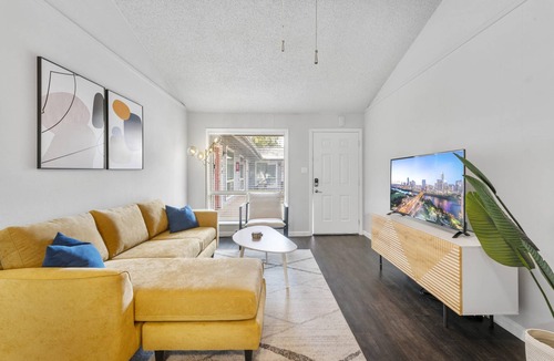 Zilker Apartment | Prime Soco Chic 2BR King Suite w Pool Parking