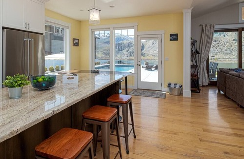 Orondo House | Prime views, private pool & spa, quiet, family/foodie paradise mins from Chelan