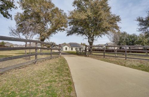 Tarrant County House | Private 1-Acre Hideaway, 2 Mi to Joe Pool Lake!