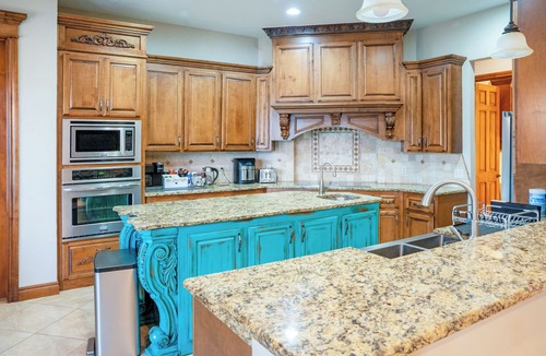 Pottawatomie County Apartment | Private 6BR sleeping 14 — hot tub, pool, game room. Built for reunions #SK