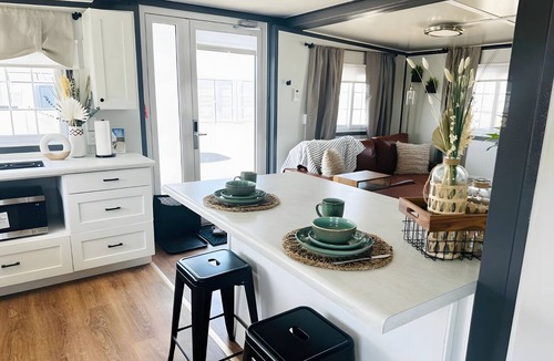 Pecos Apartment | Private Business Studio, Queen Bed, Office, Full Kitchen and In-Unit Laundry