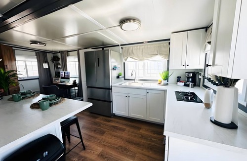 Pecos Apartment | Private Business Studio, Queen Bed, Office, Full Kitchen and In-Unit Laundry