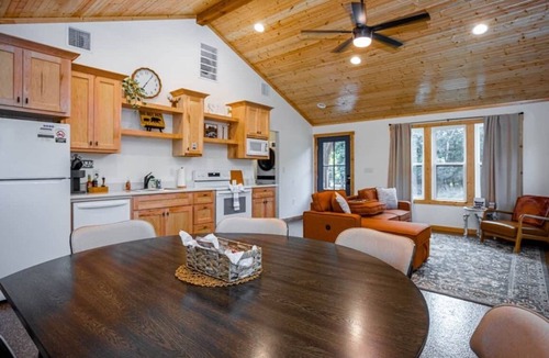 Hulbert Cabin | Private Cabin Villege with Hot Tubs & Firepit for 16 people