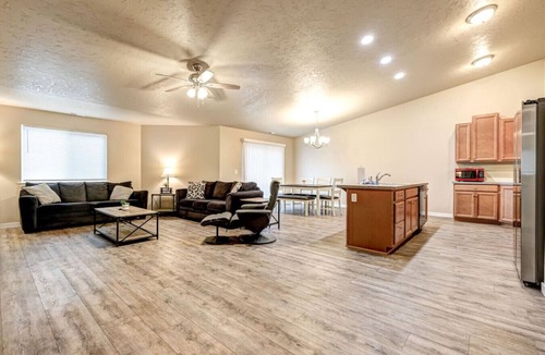 Hermiston House | Private & Central Townhouse, Garage #788A