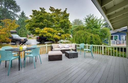 Lake Forest Park House | Private Deck & Ample Space! Lake Forest Park Home