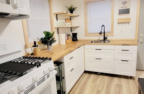 Des Moines House | Private, Dog Friendly, Comfortable Longer Stays Close to Iowa State Fairgrounds,