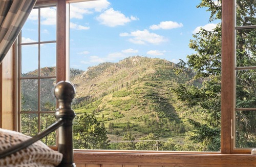 Cascade-Chipita Park Cottage | Private Family Home w/Large Patio, Hot Tub, Fire Pit by Forest & Peak Retreats