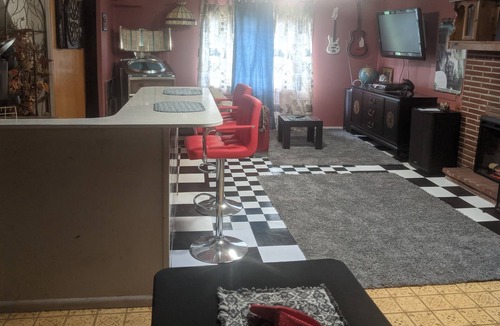 Kennydale Bed & Breakfast | Private, free parking and laundry. Centrally located to everything The Roadhouse