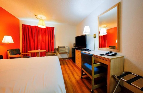 Hermiston Hotel | Private Hermiston Room for Business or Leisure — Onsite Parking For Convenience