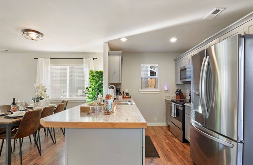 Chelan House | Private hot tub/Close to town/Cozy and pet friendly
