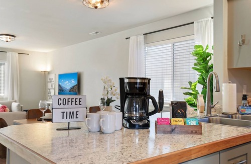 Chelan House | Private hot tub/Close to town/Cozy and pet friendly