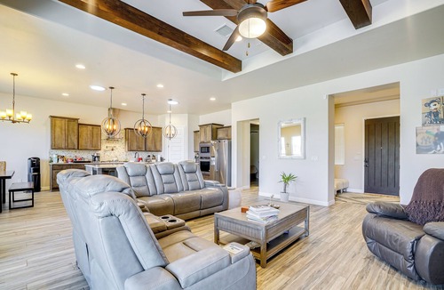 El Paso House | Private Hot Tub + Putting Green: El Paso Getaway!