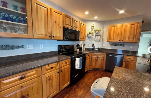 Arlington House | Private Lake Front & Pool. Entire 4 BR Home