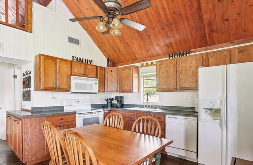 Negreet Cabin | Private Lakefront Escape: Covered Patio, Fire Pit!
