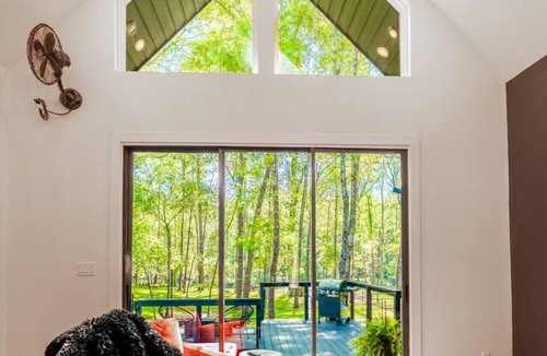 Bullard Apartment | Private Lakeside Couples Cabin, Hot Tub & Fire Pit