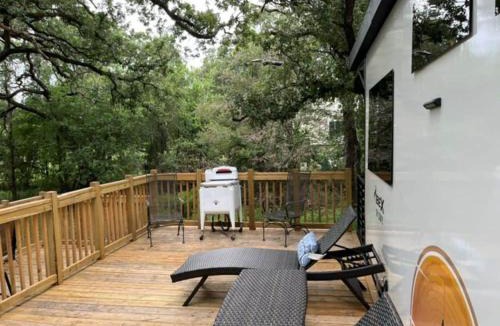 Corsicana House | Private Lakeside RV Escape with Hot Tub
