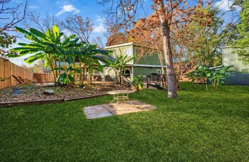 Montgomery House | Private Loft - Lake Conroe with Parking