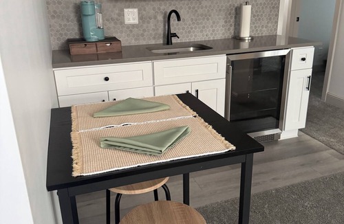 Englewood House | Private Luxe Retreat - Roman Tub - Kitchenette - 2BR