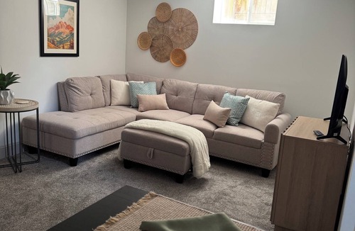 Englewood House | Private Luxe Retreat - Roman Tub - Kitchenette - 2BR