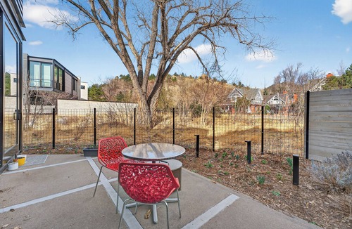 Lower Arapahoe House | Private Luxury 4-bedroom house on Pearl St