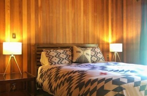 Arlington Cabin | PRIVATE MID CENTURY MODERN CEDAR CABIN