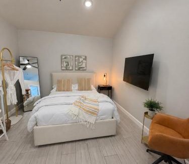 Babcock North House | Private modern guesthouse, near La Cantera/Medical Center