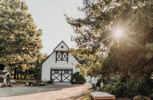 Waldron House | Private Orchard Estate Near KC - World Cup Stay