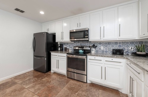 Grand Prairie House | Private Pickle-ball Court+Kids play backyard + 6 Flags +Cowboys + Airport
