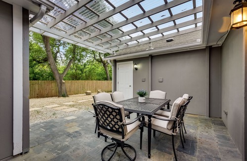 Grand Prairie House | Private Pickle-ball Court+Kids play backyard + 6 Flags +Cowboys + Airport