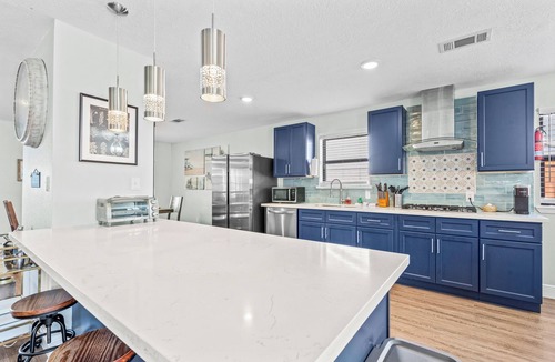 El Lago House | Private Pool Modern Elegant Contemporary Ranch-Style Home, 5 mins to NASA/Kemah
