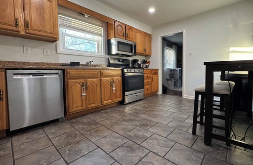 Quincy House | Private Pool Sleeps 14 Spacious 4BR Home for Families & Groups