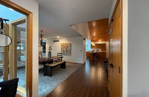 Lincoln House | Private Resort Lodge: Pool-Hot Tub—Billiards-Ping Pong-170 gift basket! 5500sf.