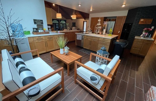 Lincoln House | Private Resort Lodge: Pool-Hot Tub—Billiards-Ping Pong-170 gift basket! 5500sf.