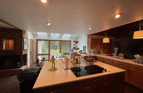 Lincoln House | Private Resort Lodge: Pool-Hot Tub—Billiards-Ping Pong-170 gift basket! 5500sf.