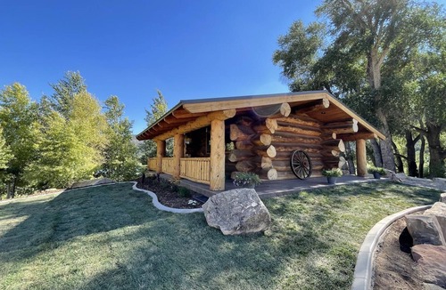 Tabiona Cabin | Private, Romantic Honeymoon/Anniversary Cabin Retreat with Pond and River Access