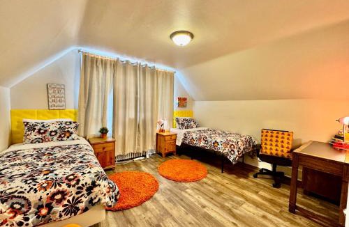 Rainier Valley House | Private room with two twin beds air conditioning and shared bathrooms located near SeaTac Airport and Downtown Seattle