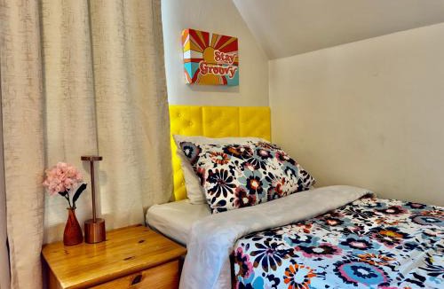 Rainier Valley House | Private room with two twin beds air conditioning and shared bathrooms located near SeaTac Airport and Downtown Seattle